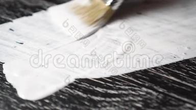 画笔用白色的丙烯酸<strong>颜料画</strong>出一个黑色的木质表面